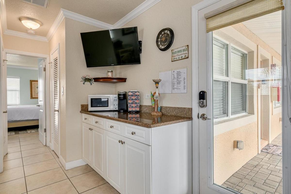 Walkable To Restaurants And Steps To The Beach! - Coconut Villa'S Suite 10 セント・ピート・ビーチ エクステリア 写真