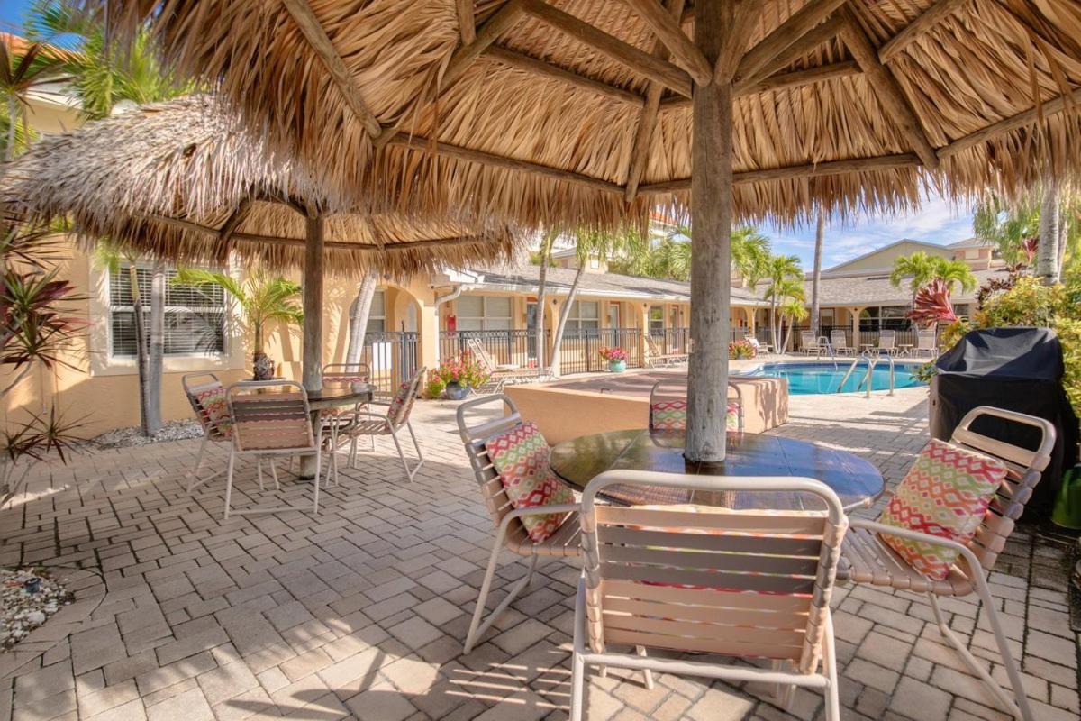 Walkable To Restaurants And Steps To The Beach! - Coconut Villa'S Suite 10 セント・ピート・ビーチ エクステリア 写真